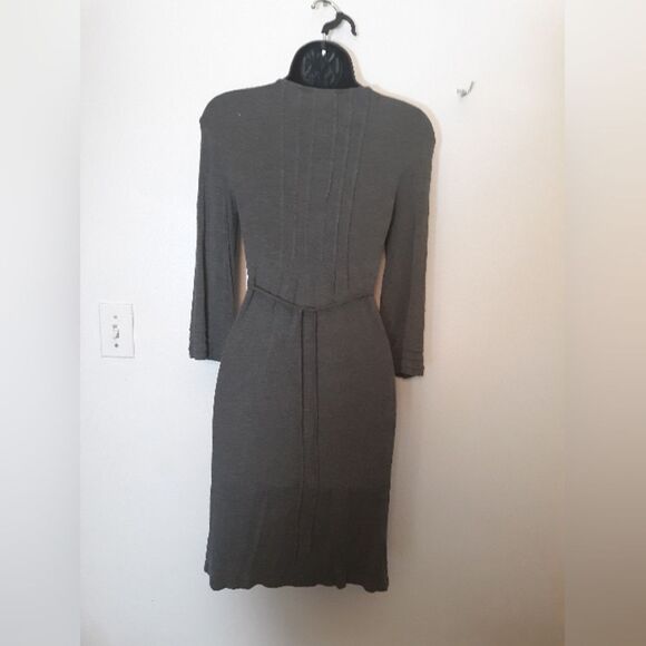 New York and Company v neck dress - Picture 3 of 4